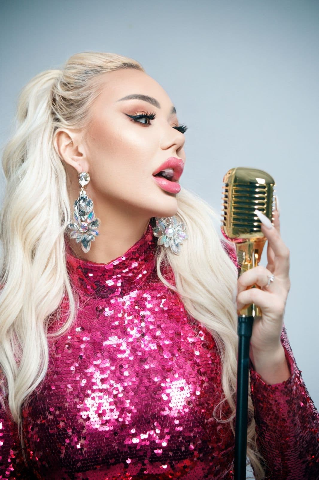 Kamila multilingual solo performance